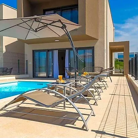 Esmeralda Ii Comfortable Villa *